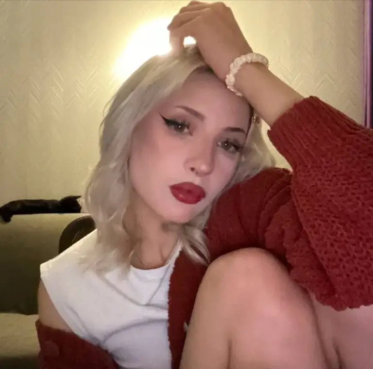 Сниму комнату/студию🔎

Добрый день

Меня зовут валерия, мне 18лет, гражданка рф
• Профессионально занимаюсь татуировкой
• Проживать планирую с кошкой, она воспитана и не шкодит.
• Все мое время я провожу в работе, когда я нахожусь дома, я либо сплю, либо занимаюсь созданием контента и творчеством

В поиске жилья на длительный срок, мне важны следующие ключевые моменты:
1. Чтобы жилье находилось в 5-10 минутах пешком от метро, и как можно ближе
К центру—> тк моя тату-студия находится на м. Белорусская.

2. Я ценю уют и пространство вокруг меня, поэтому хороший косметический ремонт, толстые стены

3. Если это комната:
Чтобы соседи не были шумными, не курили и не пили до упаду (если электронки, то без проблем, но не в моем присутствии в местах общего пользования)
В общем чтобы были адекватными

Заезд планирую в преддверии нового года 30-31 числа, либо после нового года до 5 января

💳Бюджет: до 55.000₽

Если вариант с очень приятным месторасположением, то 60.000₽

💌Telegram: @koluchka_ttt - фотография - 1