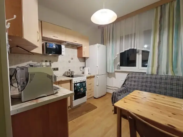 1-К квартира🏙️
Мцд-3 моссельмаш🚆
1-Комнатная - заезжай и живи 🏡✨
Сдаётся уютная, чистая 1-комнатная квартира.
Заселение - в ближайшее время.
Без комиссии.
💳Цена: 57.000₽/месяц + залог. Вода/свет по счётчикам + интернет оплачиваются отдельно.
Дом:
- Свежий кирпичный дом, один подъезд
- 2 Лифта
- Консьерж
В квартире:
- Балкон
- 5 Этаж
- Wi-fi скоростной
- Электроплита, посуда, бытовая техника, столовые приборы
- 2 Рабочих стола
- Кладовка/ гардеробная
- 38 М²
Локация:
- 5 Минут до d3 “моссельмаш”
- 18 Минут до м. “селигерская”
- Рядом новый тц “северный авеню”
- Хороший спортзал рядом
- Тихий двор, пруд в минуте ходьбы
- Wb в доме
Срок аренды: договор на 3 месяца. Дальше - по договорённости, если всем комфортно, можем продлить.
💌Telegram: @vsrrvss - фотография - 2
