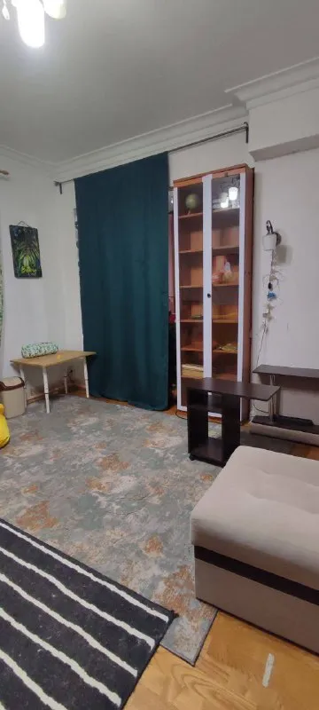 2-К квартира🏙️
М. Парк культуры5️⃣

В самом сердце цао, в хамовниках сдаются 3 совмещенных комнаты в четырехкомнатной квартире.

Но, по факту, в вашем распоряжении вся квартира, больше проживающих нет (одна комната закрыта).

Первый этаж, на окнах решётки.
Рассмотрим некурящую семью.

С детьми можно. 👶👶🍼
С котами можно. 😺
С маленькой собачкой можно. 🐕

В доме много кафе, в районе много магазинов и школ.

👨‍👩‍👧👨‍👩‍👧‍👦👨‍👩‍👦‍👦 Пусть эта квартира для семьи станет уютным гнездышком и принесёт только радость! 💓

💳Цена: 80.000₽/месяц.

💌Telegram: @ubergineporrey - фотография - 2