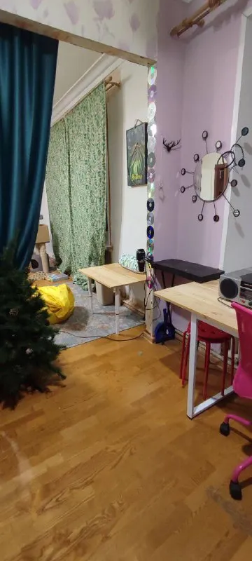 2-К квартира🏙️
М. Парк культуры5️⃣

В самом сердце цао, в хамовниках сдаются 3 совмещенных комнаты в четырехкомнатной квартире.

Но, по факту, в вашем распоряжении вся квартира, больше проживающих нет (одна комната закрыта).

Первый этаж, на окнах решётки.
Рассмотрим некурящую семью.

С детьми можно. 👶👶🍼
С котами можно. 😺
С маленькой собачкой можно. 🐕

В доме много кафе, в районе много магазинов и школ.

👨‍👩‍👧👨‍👩‍👧‍👦👨‍👩‍👦‍👦 Пусть эта квартира для семьи станет уютным гнездышком и принесёт только радость! 💓

💳Цена: 80.000₽/месяц.

💌Telegram: @ubergineporrey - фотография - 3