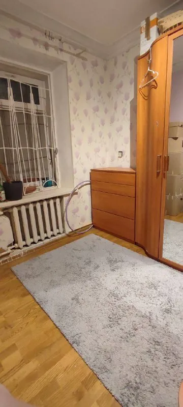 2-К квартира🏙️
М. Парк культуры5️⃣

В самом сердце цао, в хамовниках сдаются 3 совмещенных комнаты в четырехкомнатной квартире.

Но, по факту, в вашем распоряжении вся квартира, больше проживающих нет (одна комната закрыта).

Первый этаж, на окнах решётки.
Рассмотрим некурящую семью.

С детьми можно. 👶👶🍼
С котами можно. 😺
С маленькой собачкой можно. 🐕

В доме много кафе, в районе много магазинов и школ.

👨‍👩‍👧👨‍👩‍👧‍👦👨‍👩‍👦‍👦 Пусть эта квартира для семьи станет уютным гнездышком и принесёт только радость! 💓

💳Цена: 80.000₽/месяц.

💌Telegram: @ubergineporrey - фотография - 5