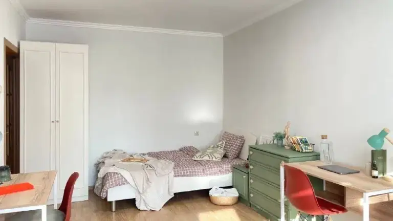 Место в комнате🏙️
М. Медведково6️⃣
Место для девушки в комнате с балконом. М. Медведково (10 минут пешком).
📍Адрес: проезд шокальского 39к2
Комната рассчитана на проживание 2 девушек.
💳Аренда места: 25.000₽ в месяц + оплата коммунальных платежей
Квартира рассчитана на проживание 4 девушек
- Уютная и солнечная в тихом районе города.
- В нашем пространстве есть все необходимое для комфортного проживания (современная бытовая техника, кухонная утварь, скоростной интернет, проектор smarttv для просмотра фильмов по вечерам). Раздельный санузел с ванной комнатой.
- Еженедельный клининг и административное решение бытовых вопросов 🫶
- А окна комнаты выходят на зеленый двор
📌 Мы ищем:
Соседку, которая ведет здоровый образ жизни, увлекается спортом или творчеством, растет в своем деле и с оптимизмом смотрит в будущее.
Если это про тебя - заглядывай на просмотр за чашечкой чая ☕️
Рассматриваем только длительную аренду.
💌Задать вопрос или забронировать объект: @vcolivinge - фотография - 2