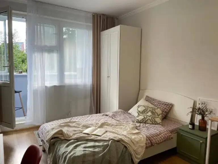 Место в комнате🏙️
М. Медведково6️⃣
Место для девушки в комнате с балконом. М. Медведково (10 минут пешком).
📍Адрес: проезд шокальского 39к2
Комната рассчитана на проживание 2 девушек.
💳Аренда места: 25.000₽ в месяц + оплата коммунальных платежей
Квартира рассчитана на проживание 4 девушек
- Уютная и солнечная в тихом районе города.
- В нашем пространстве есть все необходимое для комфортного проживания (современная бытовая техника, кухонная утварь, скоростной интернет, проектор smarttv для просмотра фильмов по вечерам). Раздельный санузел с ванной комнатой.
- Еженедельный клининг и административное решение бытовых вопросов 🫶
- А окна комнаты выходят на зеленый двор
📌 Мы ищем:
Соседку, которая ведет здоровый образ жизни, увлекается спортом или творчеством, растет в своем деле и с оптимизмом смотрит в будущее.
Если это про тебя - заглядывай на просмотр за чашечкой чая ☕️
Рассматриваем только длительную аренду.
💌Задать вопрос или забронировать объект: @vcolivinge - фотография - 4