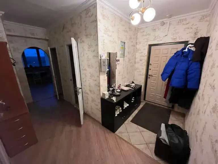 Ищу соседку🔎
Мцд-2 бутово🚆
Ищу соседку (девушку) 22–35 лет.
Снимаю квартиру 60 м² уже третий год, и теперь ищу приятную соседку — моя лучшая подруга съехала, вышла замуж. 💛
• Изолированные комнаты, каждому своя личная зона.
💳Цена: 20.000₽ с человека + коммунальные 3.000₽–4.000₽
(Всего 40.000₽ + комм. ).
• Мужчин приводить нельзя, подруг — по согласованию.
• Спокойная атмосфера и уважение личного пространства.
• Каждая комната с балконом, есть зона общего доступа.
• Консьерж, комфорт, хороший район, рядом парк и пруд.
• До мцд «бутово» и метро «бульвар дмитрия донского» можно добраться на транспорте.
• Желательно редко употребляющая алкоголь (сама не пью).
Если тебе важна уютная, дружелюбная квартира и комфортная соседка — буду рада знакомству! 🏡
Ищу срочно! Заселение возможно уже сейчас
💌Telegram: @milyauz - фотография - 8