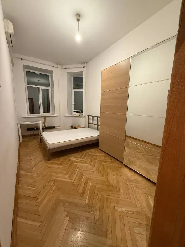 Ищем соседку🏙️
М. Чистые пруды1️⃣

Ищем соседку в трехкомнатную квартиру в центре москвы, в историческом здании 1914 года постройки.

Нас двое — 28 и 32 года, юрист и преподаватель, работаем 5/2. Ценим тишину, уважаем чужое личное пространство. В приоритете — девушка, от 26 лет, с очной занятостью, без вп и животных. Знание английского — приятный бонус, так как одна соседка иностранка, но не обязательно :)

В квартире есть посудомоечная машина и кондиционер.

Комната 13 м², мебилирована, матрас ортопедический, огромный шкаф. Окна во двор, так что внутри тихо, этаж 4.5 из 7.

Парковочное место имеется, если нужно. Потолки 3.6, евроремонт.

💳Цена: 40.000₽ + коммуналка ~1.500₽. Из доп расходов можно скидываться на клининг общих помещений и на воду (от ~1.500₽). Депозит 40.000₽, можно разбить.

На долгий срок.

До чистых прудов и китай-города — 10-15 минут пешком.

💌Telegram: @panasonic_s - фотография - 1