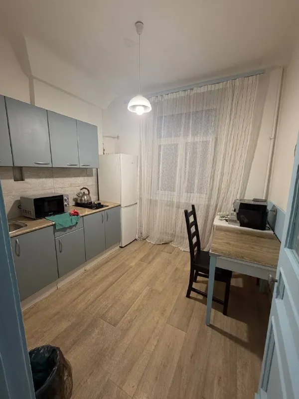 2-К квартира🏙️
П. Архангельское
Сдается 2-комнатная квартира в поселке архангельское, красногорский район, московская область (адрес: поселок архангельское 12).
🌳 Рядом с домом находится музей-заповедник архангельское, несколько продуктовых магазинов. В пешей доступности гипермаркет глобус и лемана про.
🚌 Рядом с домом находится автобусная остановка, с которой можно за 15 минут добраться до платформы павшино (мцд), до станций метро волоколамская, тушинская, строгино. Также, в пешей доступности (25 минут) находится платформа красногорская (мцд). Удобный выезд на новорижское шоссе.
🚊 В ближайшее время планируется строительство станции метро рублево-архангельской линии.
Время в пути до мкад от дома составляет 5-10 минут на автомобиле.
✔️ В квартире выполнен качественный ремонт и есть все необходимое для комфортного проживания.
Предпочтительно, хотелось бы сдать квартиру семье.
💳Стоимость аренды:
60.000₽/Мес (коммунальные платежи включены в стоимость). Залог: 60.000₽
💌Telegram: @fullbatt - фотография - 1