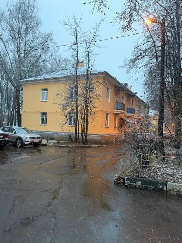 2-К квартира🏙️
П. Архангельское
Сдается 2-комнатная квартира в поселке архангельское, красногорский район, московская область (адрес: поселок архангельское 12).
🌳 Рядом с домом находится музей-заповедник архангельское, несколько продуктовых магазинов. В пешей доступности гипермаркет глобус и лемана про.
🚌 Рядом с домом находится автобусная остановка, с которой можно за 15 минут добраться до платформы павшино (мцд), до станций метро волоколамская, тушинская, строгино. Также, в пешей доступности (25 минут) находится платформа красногорская (мцд). Удобный выезд на новорижское шоссе.
🚊 В ближайшее время планируется строительство станции метро рублево-архангельской линии.
Время в пути до мкад от дома составляет 5-10 минут на автомобиле.
✔️ В квартире выполнен качественный ремонт и есть все необходимое для комфортного проживания.
Предпочтительно, хотелось бы сдать квартиру семье.
💳Стоимость аренды:
60.000₽/Мес (коммунальные платежи включены в стоимость). Залог: 60.000₽
💌Telegram: @fullbatt - фотография - 7