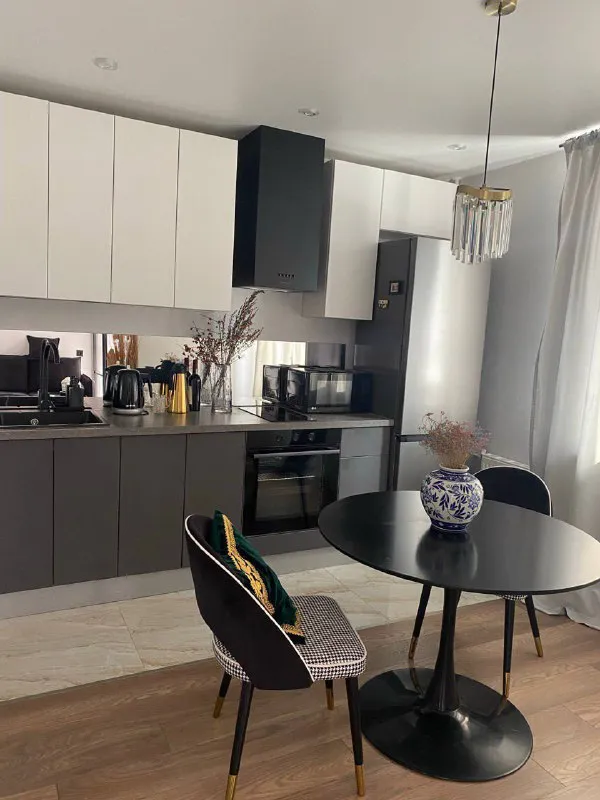 1-К квартира🏙️
Мцд-1 сколково🚆

31,8 М²

📍Адрес: московская область, одинцовский район, бульвар эйнштейна 1

Сдается на продолжительный срок солнечная 1-но комнатная квартира.

Солнце после обеда, очень красивые закаты.
Есть вся необходимая мебель и техника (кондиционер, телевизор и пр). Вместительная гардеробная и лоджия. Спальня отгорожена стеклянной перегородкой.
С окон открывается вид на тц 3 кита, на сколково (бц амальтея, орбион), минское шоссе и на парк трехгорку.

В шаговой доступности сколтех, центральный парк, мещерский лес и др.

Транспортная доступность. В 15 минутах ходьбы мцд сколково. Также можно за 8 минут дойти до остановки 3 кита и доехать до славянского бульвара, парка победы, мцк кутузовская, м. Киевская (до киевской около 20 минут).

В жк есть подземная парковка, и все необходимые магазины: продуктовые, кофейни, салоны красоты, студия йоги и пр.

💳Стоимость: 70.000₽/месяц + вода, электричество и интернет

💌Telegram: @annakoch - фотография - 1