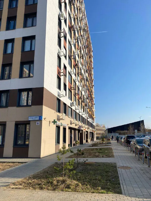 1-К квартира🏙️
Мцд-1 сколково🚆

31,8 М²

📍Адрес: московская область, одинцовский район, бульвар эйнштейна 1

Сдается на продолжительный срок солнечная 1-но комнатная квартира.

Солнце после обеда, очень красивые закаты.
Есть вся необходимая мебель и техника (кондиционер, телевизор и пр). Вместительная гардеробная и лоджия. Спальня отгорожена стеклянной перегородкой.
С окон открывается вид на тц 3 кита, на сколково (бц амальтея, орбион), минское шоссе и на парк трехгорку.

В шаговой доступности сколтех, центральный парк, мещерский лес и др.

Транспортная доступность. В 15 минутах ходьбы мцд сколково. Также можно за 8 минут дойти до остановки 3 кита и доехать до славянского бульвара, парка победы, мцк кутузовская, м. Киевская (до киевской около 20 минут).

В жк есть подземная парковка, и все необходимые магазины: продуктовые, кофейни, салоны красоты, студия йоги и пр.

💳Стоимость: 70.000₽/месяц + вода, электричество и интернет

💌Telegram: @annakoch - фотография - 10