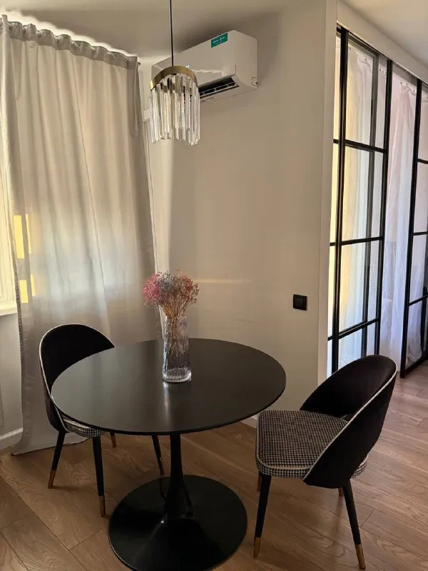 1-К квартира🏙️
Мцд-1 сколково🚆

31,8 М²

📍Адрес: московская область, одинцовский район, бульвар эйнштейна 1

Сдается на продолжительный срок солнечная 1-но комнатная квартира.

Солнце после обеда, очень красивые закаты.
Есть вся необходимая мебель и техника (кондиционер, телевизор и пр). Вместительная гардеробная и лоджия. Спальня отгорожена стеклянной перегородкой.
С окон открывается вид на тц 3 кита, на сколково (бц амальтея, орбион), минское шоссе и на парк трехгорку.

В шаговой доступности сколтех, центральный парк, мещерский лес и др.

Транспортная доступность. В 15 минутах ходьбы мцд сколково. Также можно за 8 минут дойти до остановки 3 кита и доехать до славянского бульвара, парка победы, мцк кутузовская, м. Киевская (до киевской около 20 минут).

В жк есть подземная парковка, и все необходимые магазины: продуктовые, кофейни, салоны красоты, студия йоги и пр.

💳Стоимость: 70.000₽/месяц + вода, электричество и интернет

💌Telegram: @annakoch - фотография - 2