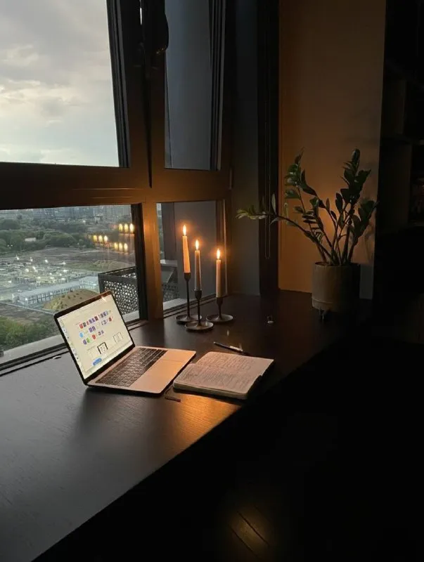 Евродвушка🏙️
М. Фили4️⃣

Квартира для гедонистов, видовой 19 этаж, 68 м², потолки 3,1м. В жк «фили град».
М. Фили, м. Шелепиха.

💳Цена: 165.000₽/месяц. Без комиссии.

Для гурманства и приема гостей: полный набор бытовой техники премиальных марок: варочная панель и духовой шкаф neff, вытяжка falmec, посудомоечная машина smeg. В гостиной установлен огромный автоматический экран для домашнего кинотеатра.

Для полноценного отдыха и восстановления ресурса: в спальне кровать king size с ортопедическим матрасом, система блекаут, уютные светильники. В гостиной установлен огромный автоматический экран для домашнего кинотеатра.

Застекленная лоджия с бомбическим видом – место для релакса и йоги. В спальне оборудовано дополнительное рабочее место с шикарным видом из окна.

В спальне и гостиной бесшумные кондиционеры mitsubishi. Уютное дополнительное освещение в санузле и теплые полы raychem с возможностью настройки температуры по дням недели.

Установлена система защиты от протечек воды, стиральная машина с функцией сушки lg.
Вместительная гардеробная (с гладильной) и множество встроенных шкафов, что позволяет легко поддерживать порядок.

Ремонт выполнен по индивидуальному проекту с акцентом на качество отделочных материалов и функциональность каждого метра.

Закрытый охраняемый двор без движения автомобилей. Прямо в доме продуктовый магазин, пекарня, салоны красоты и тд. В соседнем корпусе расположен торговый центр с супермаркетом, аптеками, кафе и фитнес-клубом. Попасть в торговый центр можно через подземный паркинг, не выходя на улицу. Оборудованы современные площадки для спорта и детских игр.

В 5 минутах пешком — благоустроенная набережная москвы-реки с причалом, место для спорта и знакомств. Рядом находится большой зеленый массив — парк фили.

Отличная транспортная доступность: 15 минут пешком до станции метро «фили», быстрый выезд на третье транспортное кольцо, близость к «москва-сити» и центру города.

Квартира сдается на длительный срок. Мы ищем порядочных и ответственных жильцов.

💌Контакт для сообщений: @artimatt - фотография - 4