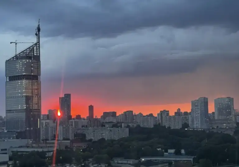 Евродвушка🏙️
М. Фили4️⃣

Квартира для гедонистов, видовой 19 этаж, 68 м², потолки 3,1м. В жк «фили град».
М. Фили, м. Шелепиха.

💳Цена: 165.000₽/месяц. Без комиссии.

Для гурманства и приема гостей: полный набор бытовой техники премиальных марок: варочная панель и духовой шкаф neff, вытяжка falmec, посудомоечная машина smeg. В гостиной установлен огромный автоматический экран для домашнего кинотеатра.

Для полноценного отдыха и восстановления ресурса: в спальне кровать king size с ортопедическим матрасом, система блекаут, уютные светильники. В гостиной установлен огромный автоматический экран для домашнего кинотеатра.

Застекленная лоджия с бомбическим видом – место для релакса и йоги. В спальне оборудовано дополнительное рабочее место с шикарным видом из окна.

В спальне и гостиной бесшумные кондиционеры mitsubishi. Уютное дополнительное освещение в санузле и теплые полы raychem с возможностью настройки температуры по дням недели.

Установлена система защиты от протечек воды, стиральная машина с функцией сушки lg.
Вместительная гардеробная (с гладильной) и множество встроенных шкафов, что позволяет легко поддерживать порядок.

Ремонт выполнен по индивидуальному проекту с акцентом на качество отделочных материалов и функциональность каждого метра.

Закрытый охраняемый двор без движения автомобилей. Прямо в доме продуктовый магазин, пекарня, салоны красоты и тд. В соседнем корпусе расположен торговый центр с супермаркетом, аптеками, кафе и фитнес-клубом. Попасть в торговый центр можно через подземный паркинг, не выходя на улицу. Оборудованы современные площадки для спорта и детских игр.

В 5 минутах пешком — благоустроенная набережная москвы-реки с причалом, место для спорта и знакомств. Рядом находится большой зеленый массив — парк фили.

Отличная транспортная доступность: 15 минут пешком до станции метро «фили», быстрый выезд на третье транспортное кольцо, близость к «москва-сити» и центру города.

Квартира сдается на длительный срок. Мы ищем порядочных и ответственных жильцов.

💌Контакт для сообщений: @artimatt - фотография - 9
