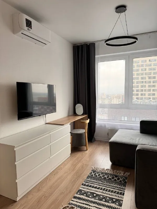 Евродвушка🏙️
М. Кантемировская2️⃣
Сдается с 21 января, просмотры возможны с 12 января, ранее по договоренности. Фотографии соответствуют реальности.
1-К квартира (евродвушка).
26 Этаж из 33.
📍Адрес: жк кавказский бульвар, 51к2
Метро кантемировская 🟢
Пешком до метро до 20 минут, на автобусе около 5-10 до метро кантемировская или царицыно, а также до мцд-2 царицыно.
Проживание до 2-х взрослых, можно с детьми. Проживание с домашним питомцем обсуждается.
Имеется вся необходимая мебель и техника, в том числе стиральная машина 2 в 1 с сушильной машиной, моющий пылесос, кондиционер, посудомоечная машина. Современные системы хранения.
Курение в квартире запрещено 🚫.
Сдается на длительный срок, заключается договор.
💳Арендная плата: 80.000₽ в месяц + счетчики (свет, вода) и оплата интернета (уже проведен). Залог 80.000₽ (разбивается при необходимости).
💌Telegram: @k_ristinochka - фотография - 4