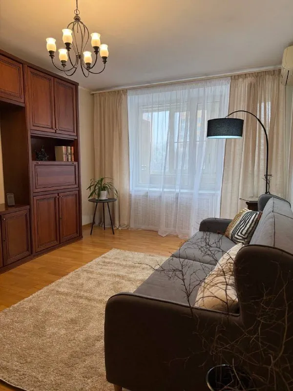 1-К квартира🏙️
М. Кунцевская3️⃣

Однокомнатная квартира 49 м².

М. Кунцевская 
7 Минут пешком 

📍Адрес: ул. Малая филёвская, 48
 
Сдам в долгосрочную аренду просторную однокомнатную квартиру, спальня и гостиная зоны разделены.

Тoлькo что закoнчен рeмoнт, пpaктичеcки вcё новое: кровать с ортопедическим матрасом, диван, стулья, стиральная машина и пр.

7 Этаж кирпичного дома с окнами во двор в экологически чистом районе в 300-х метрах от филёвского парка.
 
Квартира сдается на длительный срок.  

💳Цена: 85.000₽ + счётчики, интернет. Депозит — один месяц аренды. Без животных.

💌Telegram: @inessa_bbk - фотография - 1