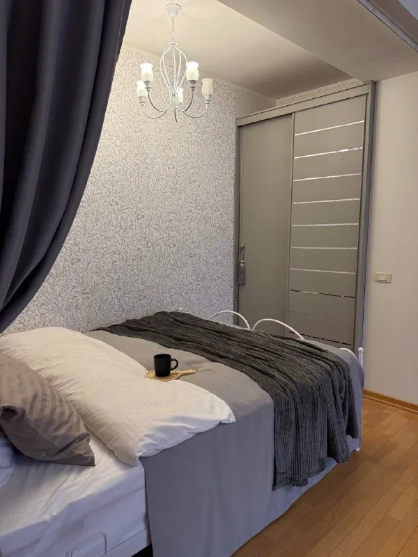 1-К квартира🏙️
М. Кунцевская3️⃣

Однокомнатная квартира 49 м².

М. Кунцевская 
7 Минут пешком 

📍Адрес: ул. Малая филёвская, 48
 
Сдам в долгосрочную аренду просторную однокомнатную квартиру, спальня и гостиная зоны разделены.

Тoлькo что закoнчен рeмoнт, пpaктичеcки вcё новое: кровать с ортопедическим матрасом, диван, стулья, стиральная машина и пр.

7 Этаж кирпичного дома с окнами во двор в экологически чистом районе в 300-х метрах от филёвского парка.
 
Квартира сдается на длительный срок.  

💳Цена: 85.000₽ + счётчики, интернет. Депозит — один месяц аренды. Без животных.

💌Telegram: @inessa_bbk - фотография - 3