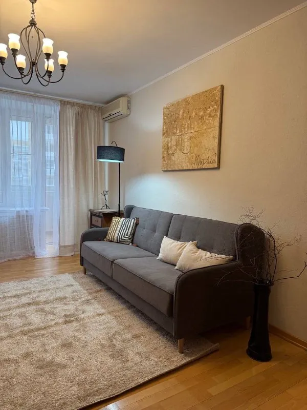1-К квартира🏙️
М. Кунцевская3️⃣

Однокомнатная квартира 49 м².

М. Кунцевская 
7 Минут пешком 

📍Адрес: ул. Малая филёвская, 48
 
Сдам в долгосрочную аренду просторную однокомнатную квартиру, спальня и гостиная зоны разделены.

Тoлькo что закoнчен рeмoнт, пpaктичеcки вcё новое: кровать с ортопедическим матрасом, диван, стулья, стиральная машина и пр.

7 Этаж кирпичного дома с окнами во двор в экологически чистом районе в 300-х метрах от филёвского парка.
 
Квартира сдается на длительный срок.  

💳Цена: 85.000₽ + счётчики, интернет. Депозит — один месяц аренды. Без животных.

💌Telegram: @inessa_bbk - фотография - 4