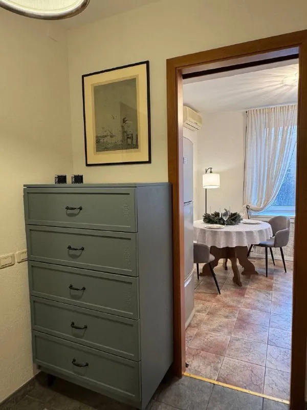 1-К квартира🏙️
М. Кунцевская3️⃣

Однокомнатная квартира 49 м².

М. Кунцевская 
7 Минут пешком 

📍Адрес: ул. Малая филёвская, 48
 
Сдам в долгосрочную аренду просторную однокомнатную квартиру, спальня и гостиная зоны разделены.

Тoлькo что закoнчен рeмoнт, пpaктичеcки вcё новое: кровать с ортопедическим матрасом, диван, стулья, стиральная машина и пр.

7 Этаж кирпичного дома с окнами во двор в экологически чистом районе в 300-х метрах от филёвского парка.
 
Квартира сдается на длительный срок.  

💳Цена: 85.000₽ + счётчики, интернет. Депозит — один месяц аренды. Без животных.

💌Telegram: @inessa_bbk - фотография - 7