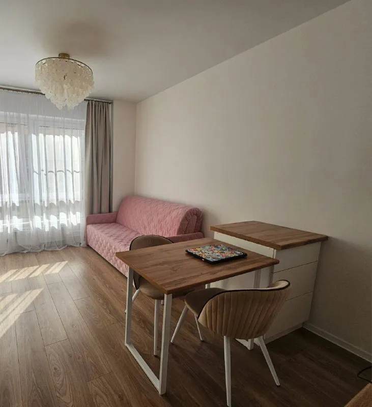 М. Бульвар рокоссовского
Студия
Сдам уютную студию 20 м² в новом доме на период с 21.12.2025 по 30.06.2026
📍 Расположение:
· Ул. Тагильская, д. 3, корп. 3.
· 13-Й этаж (в доме 4 лифта, подъем быстрый).
· Метро «бульвар рокоссовского» — 25 минут пешком, 15 минут на общественном транспорте.
· До остановки трамвая (№ т1, 13, 36, 46) — 10 минут пешком. Трамвай идет до метро.
🏠 Квартира:
· Новый светлый ремонт. Всё чистое, аккуратное и готово к заезду.
· Вся необходимая мебель: диван с механизмом «аккордеон», шкаф для одежды, шкаф для верхней одежды и обуви.
Вся техника: холодильник, стиральная машина с сушкой, кондиционер, духовой шкаф, микроволновка, посудомойка, утюг
Животные: без животных.
Цена
· Цена: 55.000₽/месяц.
· Залог: 50.000₽.
· Коммунальные платежи: счетчики
Контакты @rgnnn7
➡️Предоплату/бронь/заморозку денег/автооплату до просмотра квартиры не вносить! Если по этому объявлению спрашивают какую либо оплату сообщите по контактам в описании канала. - фотография - 5