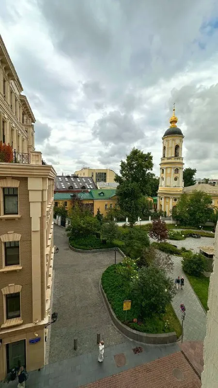 М. Третьяковская
Ищем соседку

Всем привет!
Ищем соседку в 3-комнатную квартиру в центре (1 минута от метро третьяковская, 7 минут от метро новокузнецкая).

В квартире спокойная, дружелюбная атмосфера. В каждой комнате живет одна девушка. Ищем девушку от 25 до 35 лет, которая ценит тишину и чистоту. Кандидаток с питомцами, увы, не рассматриваем.

Комната большая 17.4 квадрата, светлая. Кирпичный дом с историей, потолки высокие. Кухня тоже большая и светлая, есть все необходимое. Коридор просторный. Раз в 2-3 недели заказываем уборку общих зон.
Район красивый и очень удобный: фитнес клуб, пилатес, магазины, wb, салоны красоты - все рядом.

Заезд с 22 декабря.

Просмотры планируем на:
- Понедельник 10:00-12:00
- Среда с 21:00
- Четверг с 21:00

Пожелание от хозяев - только паспорт рф

Если предложение вам интересно, напишите, пожалуйста, в сообщении небольшой рассказ о себе и фотографии (возраст, работа, хобби и т. П. )

Цена: 45.000₽ в месяц + коммуналка (около 1.300₽). Депозит 22.500₽

Контакты @vikrik555

➡️Предоплату/бронь/заморозку денег/автооплату до просмотра квартиры не вносить! Если по этому объявлению спрашивают какую либо оплату сообщите по контактам в описании канала. - фотография - 1