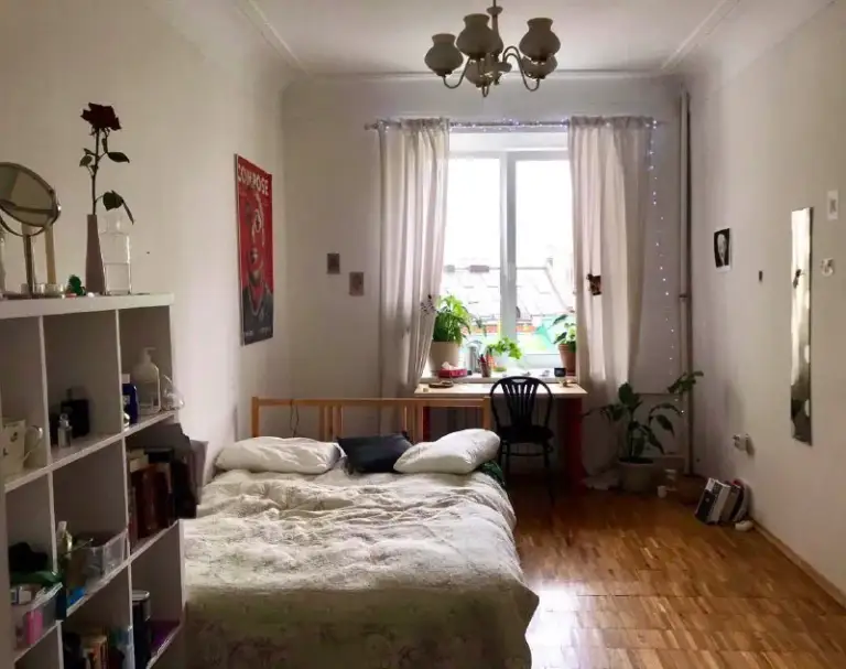 М. Третьяковская
Ищем соседку

Всем привет!
Ищем соседку в 3-комнатную квартиру в центре (1 минута от метро третьяковская, 7 минут от метро новокузнецкая).

В квартире спокойная, дружелюбная атмосфера. В каждой комнате живет одна девушка. Ищем девушку от 25 до 35 лет, которая ценит тишину и чистоту. Кандидаток с питомцами, увы, не рассматриваем.

Комната большая 17.4 квадрата, светлая. Кирпичный дом с историей, потолки высокие. Кухня тоже большая и светлая, есть все необходимое. Коридор просторный. Раз в 2-3 недели заказываем уборку общих зон.
Район красивый и очень удобный: фитнес клуб, пилатес, магазины, wb, салоны красоты - все рядом.

Заезд с 22 декабря.

Просмотры планируем на:
- Понедельник 10:00-12:00
- Среда с 21:00
- Четверг с 21:00

Пожелание от хозяев - только паспорт рф

Если предложение вам интересно, напишите, пожалуйста, в сообщении небольшой рассказ о себе и фотографии (возраст, работа, хобби и т. П. )

Цена: 45.000₽ в месяц + коммуналка (около 1.300₽). Депозит 22.500₽

Контакты @vikrik555

➡️Предоплату/бронь/заморозку денег/автооплату до просмотра квартиры не вносить! Если по этому объявлению спрашивают какую либо оплату сообщите по контактам в описании канала. - фотография - 3
