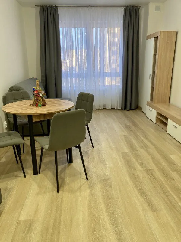 1-Комн квартира, 42 м²
М дегунино

• 15 Мин пешком
• 17 Этаж из 33
• Ш алтуфьевское 55 к4, на карте

73 000 ₽/Мес, без комиссии
Большой гайд по аренде

Интернет • мебель • холодильник • посудомойка • стиральная машина • кондиционер • лифт • с животными • с детьми • телевизор • мусоропровод • консьерж

Собственник. Сдаётся новая квартира в жк «алтуфьевское, 53»! Закрытый двор, свежий ремонт, никто не жил. Полная мебель и техника: кондиционер, посудомоечная и стиральная машины, духовка, микроволновка, холодильник, чайник. Удобная мебель: кровать с подъёмным механизмом, диван, шкафы, стенка. Без животных. Заселение с 5 января. Залог можно разбить на две части

Татьяна, написать
Уровень доверия средний 🆗
Выложить квартиру бесплатно - фотография - 2