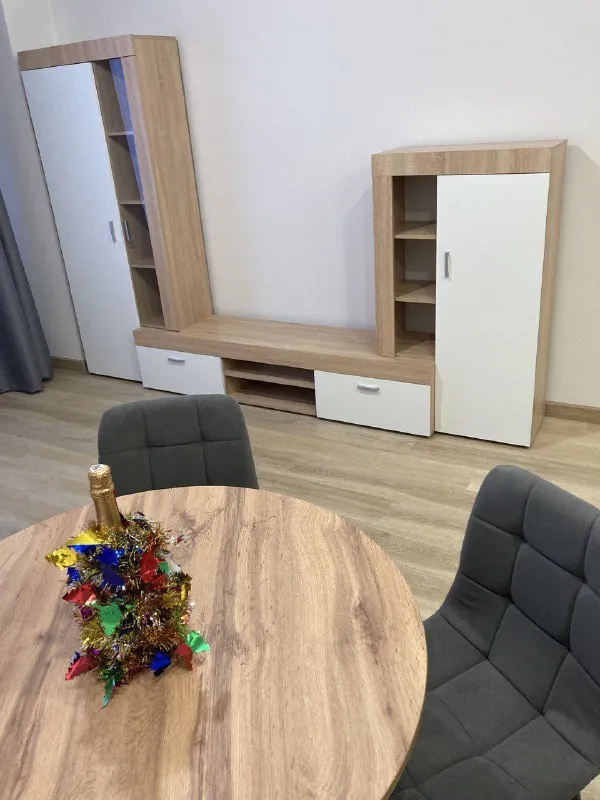 1-Комн квартира, 42 м²
М дегунино

• 15 Мин пешком
• 17 Этаж из 33
• Ш алтуфьевское 55 к4, на карте

73 000 ₽/Мес, без комиссии
Большой гайд по аренде

Интернет • мебель • холодильник • посудомойка • стиральная машина • кондиционер • лифт • с животными • с детьми • телевизор • мусоропровод • консьерж

Собственник. Сдаётся новая квартира в жк «алтуфьевское, 53»! Закрытый двор, свежий ремонт, никто не жил. Полная мебель и техника: кондиционер, посудомоечная и стиральная машины, духовка, микроволновка, холодильник, чайник. Удобная мебель: кровать с подъёмным механизмом, диван, шкафы, стенка. Без животных. Заселение с 5 января. Залог можно разбить на две части

Татьяна, написать
Уровень доверия средний 🆗
Выложить квартиру бесплатно - фотография - 3