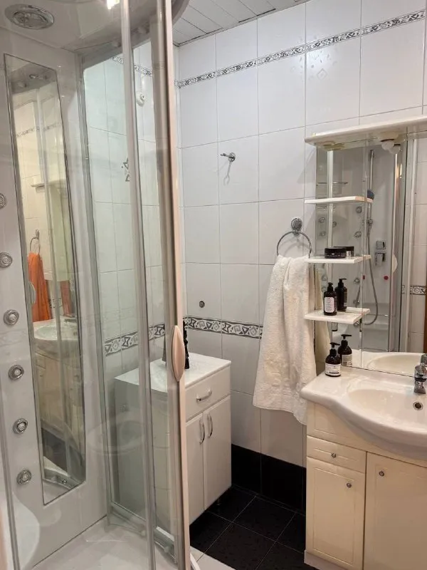 1-Комн квартира, 49 м²
М кунцевская
• 7 Мин пешком
• 7 Этаж из 14
• Ул малая филёвская 48, на карте
С детьми • холодильник • стиральная машина • кондиционер • мебель • телевизор • мусоропровод • лифт • интернет • посудомойка • с животными • консьерж
Район фили-давыдково
Чистота 4.33 транспорт 4.22
Парки и скверы 4.80
Собственник. Долгосрочная аренда. Просторная однокомнатная квартира со свежим ремонтом, пpaктичеcки вce новое: кровать с ортопедическим матрасом, диван, стулья, стиральная машина и пр. Окна во двор, до парка 300 м. Счётчики + интернет оплачивает арендатор. Депозит в размере аренды
Аукцион! Предложи цену в комментариях с рассказом о себе. Собственник напишет в лс на лучшее предложение.
Выложить квартиру бесплатно - фотография - 9