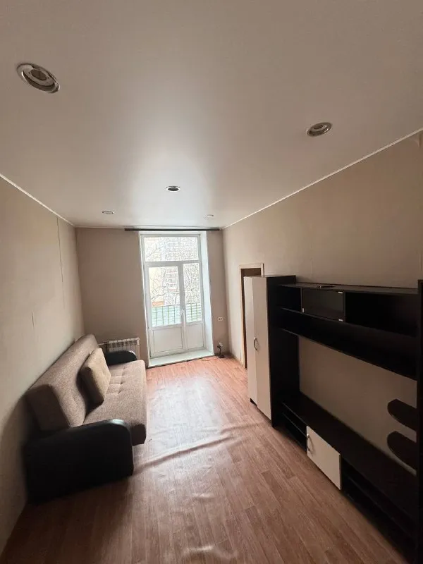 Комната🏙️
М. Волжская7️⃣
🏡С 12 января сдается большая светлая комната с маленькой комнаткой внутри в 3ке. Не бабушкин вариант, но чисто и аккуратно.
📍Локация: метро волжская (7 минут), метро кузьминки
🌳Напротив дома красивый парк с водоемом «волжский»
👯♀️В соседках вижу девушку от 30 лет, работающую вне дома или гибрид, без вредных привычек, уважающую личные границы, доброжелательную. Так как дом - это место восстановления и спокойствия после работы, то без вечеринок и гостей на ночь. Если раз в месяц подруга или родственник в гости с ночевкой- ок! Важный пункт - чистоплотность. Если уборка не ваше- лучше не рассматривать данный вариант, не уживёмся😃.
👩🏼Обо мне: 40 лет, работаю в творческой сфере, с нового года гибрид. Амбиверт, поэтому могу не выходить из комнаты и восстанавливать силы после работы, но и погулять, попить чай/кофе - тоже без проблем 😉. Лев, если кому-то интересно, достаточно лояльный и дружелюбный, эмпатийный. 🦁
💳Стоимость: 32.000₽ + коммуналка (до 2.000₽) + инет + залог.
💌Telegram: @olyashkas для связи - фотография - 1