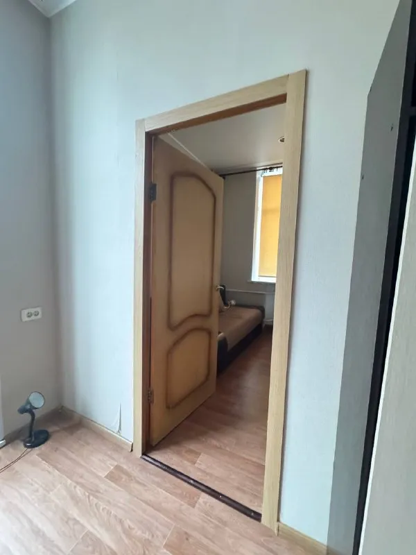 Комната🏙️
М. Волжская7️⃣
🏡С 12 января сдается большая светлая комната с маленькой комнаткой внутри в 3ке. Не бабушкин вариант, но чисто и аккуратно.
📍Локация: метро волжская (7 минут), метро кузьминки
🌳Напротив дома красивый парк с водоемом «волжский»
👯♀️В соседках вижу девушку от 30 лет, работающую вне дома или гибрид, без вредных привычек, уважающую личные границы, доброжелательную. Так как дом - это место восстановления и спокойствия после работы, то без вечеринок и гостей на ночь. Если раз в месяц подруга или родственник в гости с ночевкой- ок! Важный пункт - чистоплотность. Если уборка не ваше- лучше не рассматривать данный вариант, не уживёмся😃.
👩🏼Обо мне: 40 лет, работаю в творческой сфере, с нового года гибрид. Амбиверт, поэтому могу не выходить из комнаты и восстанавливать силы после работы, но и погулять, попить чай/кофе - тоже без проблем 😉. Лев, если кому-то интересно, достаточно лояльный и дружелюбный, эмпатийный. 🦁
💳Стоимость: 32.000₽ + коммуналка (до 2.000₽) + инет + залог.
💌Telegram: @olyashkas для связи - фотография - 2