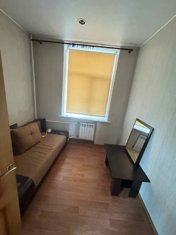 Комната🏙️
М. Волжская7️⃣
🏡С 12 января сдается большая светлая комната с маленькой комнаткой внутри в 3ке. Не бабушкин вариант, но чисто и аккуратно.
📍Локация: метро волжская (7 минут), метро кузьминки
🌳Напротив дома красивый парк с водоемом «волжский»
👯♀️В соседках вижу девушку от 30 лет, работающую вне дома или гибрид, без вредных привычек, уважающую личные границы, доброжелательную. Так как дом - это место восстановления и спокойствия после работы, то без вечеринок и гостей на ночь. Если раз в месяц подруга или родственник в гости с ночевкой- ок! Важный пункт - чистоплотность. Если уборка не ваше- лучше не рассматривать данный вариант, не уживёмся😃.
👩🏼Обо мне: 40 лет, работаю в творческой сфере, с нового года гибрид. Амбиверт, поэтому могу не выходить из комнаты и восстанавливать силы после работы, но и погулять, попить чай/кофе - тоже без проблем 😉. Лев, если кому-то интересно, достаточно лояльный и дружелюбный, эмпатийный. 🦁
💳Стоимость: 32.000₽ + коммуналка (до 2.000₽) + инет + залог.
💌Telegram: @olyashkas для связи - фотография - 3