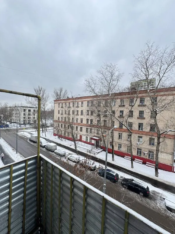 Комната🏙️
М. Волжская7️⃣
🏡С 12 января сдается большая светлая комната с маленькой комнаткой внутри в 3ке. Не бабушкин вариант, но чисто и аккуратно.
📍Локация: метро волжская (7 минут), метро кузьминки
🌳Напротив дома красивый парк с водоемом «волжский»
👯♀️В соседках вижу девушку от 30 лет, работающую вне дома или гибрид, без вредных привычек, уважающую личные границы, доброжелательную. Так как дом - это место восстановления и спокойствия после работы, то без вечеринок и гостей на ночь. Если раз в месяц подруга или родственник в гости с ночевкой- ок! Важный пункт - чистоплотность. Если уборка не ваше- лучше не рассматривать данный вариант, не уживёмся😃.
👩🏼Обо мне: 40 лет, работаю в творческой сфере, с нового года гибрид. Амбиверт, поэтому могу не выходить из комнаты и восстанавливать силы после работы, но и погулять, попить чай/кофе - тоже без проблем 😉. Лев, если кому-то интересно, достаточно лояльный и дружелюбный, эмпатийный. 🦁
💳Стоимость: 32.000₽ + коммуналка (до 2.000₽) + инет + залог.
💌Telegram: @olyashkas для связи - фотография - 4
