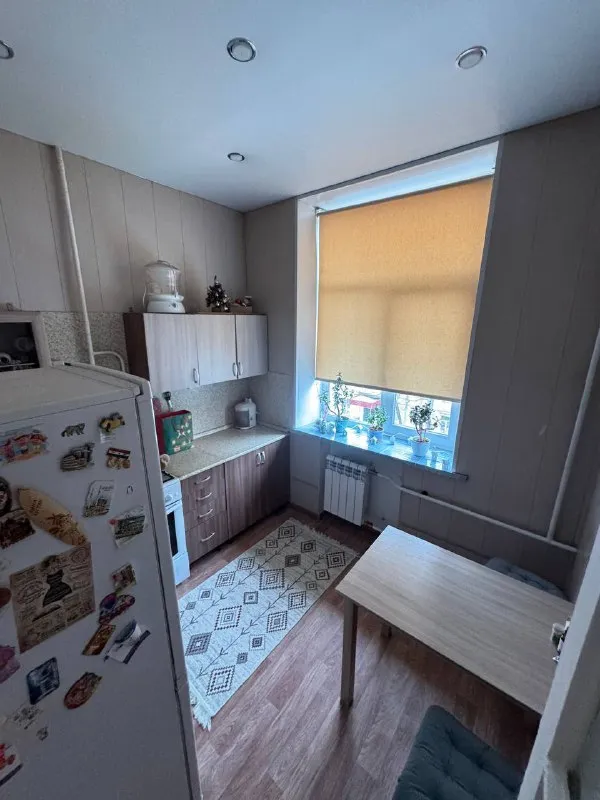 Комната🏙️
М. Волжская7️⃣
🏡С 12 января сдается большая светлая комната с маленькой комнаткой внутри в 3ке. Не бабушкин вариант, но чисто и аккуратно.
📍Локация: метро волжская (7 минут), метро кузьминки
🌳Напротив дома красивый парк с водоемом «волжский»
👯♀️В соседках вижу девушку от 30 лет, работающую вне дома или гибрид, без вредных привычек, уважающую личные границы, доброжелательную. Так как дом - это место восстановления и спокойствия после работы, то без вечеринок и гостей на ночь. Если раз в месяц подруга или родственник в гости с ночевкой- ок! Важный пункт - чистоплотность. Если уборка не ваше- лучше не рассматривать данный вариант, не уживёмся😃.
👩🏼Обо мне: 40 лет, работаю в творческой сфере, с нового года гибрид. Амбиверт, поэтому могу не выходить из комнаты и восстанавливать силы после работы, но и погулять, попить чай/кофе - тоже без проблем 😉. Лев, если кому-то интересно, достаточно лояльный и дружелюбный, эмпатийный. 🦁
💳Стоимость: 32.000₽ + коммуналка (до 2.000₽) + инет + залог.
💌Telegram: @olyashkas для связи - фотография - 5