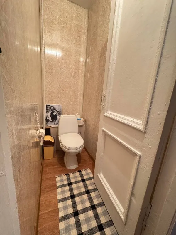 Комната🏙️
М. Волжская7️⃣
🏡С 12 января сдается большая светлая комната с маленькой комнаткой внутри в 3ке. Не бабушкин вариант, но чисто и аккуратно.
📍Локация: метро волжская (7 минут), метро кузьминки
🌳Напротив дома красивый парк с водоемом «волжский»
👯♀️В соседках вижу девушку от 30 лет, работающую вне дома или гибрид, без вредных привычек, уважающую личные границы, доброжелательную. Так как дом - это место восстановления и спокойствия после работы, то без вечеринок и гостей на ночь. Если раз в месяц подруга или родственник в гости с ночевкой- ок! Важный пункт - чистоплотность. Если уборка не ваше- лучше не рассматривать данный вариант, не уживёмся😃.
👩🏼Обо мне: 40 лет, работаю в творческой сфере, с нового года гибрид. Амбиверт, поэтому могу не выходить из комнаты и восстанавливать силы после работы, но и погулять, попить чай/кофе - тоже без проблем 😉. Лев, если кому-то интересно, достаточно лояльный и дружелюбный, эмпатийный. 🦁
💳Стоимость: 32.000₽ + коммуналка (до 2.000₽) + инет + залог.
💌Telegram: @olyashkas для связи - фотография - 6
