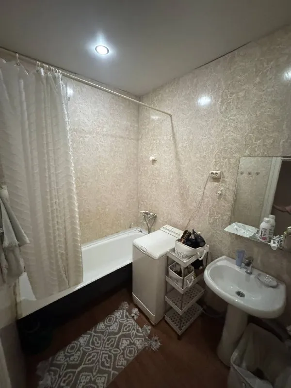 Комната🏙️
М. Волжская7️⃣
🏡С 12 января сдается большая светлая комната с маленькой комнаткой внутри в 3ке. Не бабушкин вариант, но чисто и аккуратно.
📍Локация: метро волжская (7 минут), метро кузьминки
🌳Напротив дома красивый парк с водоемом «волжский»
👯♀️В соседках вижу девушку от 30 лет, работающую вне дома или гибрид, без вредных привычек, уважающую личные границы, доброжелательную. Так как дом - это место восстановления и спокойствия после работы, то без вечеринок и гостей на ночь. Если раз в месяц подруга или родственник в гости с ночевкой- ок! Важный пункт - чистоплотность. Если уборка не ваше- лучше не рассматривать данный вариант, не уживёмся😃.
👩🏼Обо мне: 40 лет, работаю в творческой сфере, с нового года гибрид. Амбиверт, поэтому могу не выходить из комнаты и восстанавливать силы после работы, но и погулять, попить чай/кофе - тоже без проблем 😉. Лев, если кому-то интересно, достаточно лояльный и дружелюбный, эмпатийный. 🦁
💳Стоимость: 32.000₽ + коммуналка (до 2.000₽) + инет + залог.
💌Telegram: @olyashkas для связи - фотография - 7