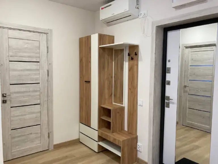 Евродвушка🏙️
Мцд-1 бескудниково🚆

Евродвушка 42 м², жк «алтуфьевское 53»

Д1 бескудниковои д1 дегунино (15 минут пешком)
М. Бибирево и м. Отрадное (20 минут пешком)
Автобусы -5 минут до метро.

Светлая евротвушка (этаж 17/33) в новом доме с охраной, шлагбаумом и парковкой. Никто не жил — свежий ремонт!

Квартира полностью готова к жизни: вся мебель, техника (кондиционер, посудомойка, духовка, стиралка, фильтрация воды из крана, большой холодильник 346л), вместительные шкаф в прихожей, гостиной и спальне.

Планировка — студийная кухня-гостиная (19 м²) + отдельная спальня (12,8 м²). Балкона нет, но окна на 17 этаже — много света и хорошие виды из окон!

Рядом пвз:wb, ozon, яндекс маркет, сетевые магазины, вся инфраструктура.

✅ Для 1–4 проживающих
✅ Аренда: 73.000₽/месяц + счётчики
✅ Залог — можно двумя частями
✅ Заселение с 6-7 января 2026

💌Татьяна: +7-985-163-77-07 | @tatyana_30 - фотография - 5