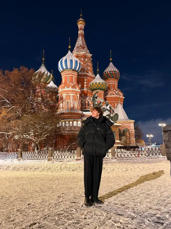 Снимем 3-к квартиру🔎
Здравствуйте!
Ищем уютную трёхкомнатную квартиру в аренду в пешей доступности от метро красные ворота, красносельская или бауманская (не более 10–15 минут).
Мы с товарищем планируем въехать в начале февраля.
Бюджет — до 150 000 руб. В месяц.
Требования к квартире:
Три комнаты: кабинет, гостиная и отдельная спальня.
Хороший ремонт — чисто, современно, функционально.
Вся необходимая техника и мебель для комфортной жизни.
Кондиционер (или возможность его установки).
Желательно в новом жилом комплексе с благоустроенной территорией.
О нас:
Мы — аккуратные, ответственные арендаторы.
Я — графический дизайнер, работаю удалённо, поэтому для меня особенно важны тишина и комфорт в доме.
Товарищ — руководитель моего отдела (договор аренды планируем оформить на его имя).
Без вредных привычек, без животных, бережно относимся к имуществу.
Готовы смотреть варианты в любое удобное для вас время, оперативно принимать решение и быстро оформлять договор.
Будем очень рады вашему предложению!
💌Telegram: @callmeapolloboy - фотография - 2