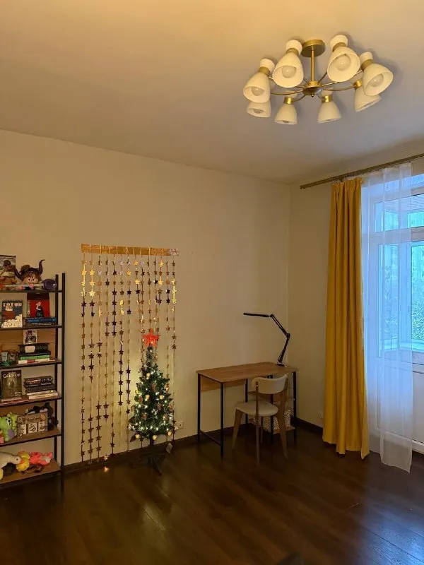 2-К квартира🏙️
М. Войковская2️⃣
Сдам светлую просторную двушку в приятном зеленом районе, до м. Войковская 10-12 минут пешком. Собственник.
58 М², 5/5 этаж. Квартира будет готова к заселению с 31 января.
📍Адрес: 6-й новоподмосковный переулок, 4
🚪Квартира:
2 Раздельные комнаты + кухня + застекленный балкон. Находится в сталинском доме с толстыми стенами и 3 м. Потолками. Дом без лифта. Есть плита, духовка, 2 кондиционера, микроволновка, пылесос. Можно делать изменения в интерьере по согласованию.
📍Локация:
Район со всей инфраструктурой: в соседних домах ozon, wb, вкусвилл и прочее. В пешей доступности парк покровское-стрешнево и тц метрополис.
💳Цена: 90.000₽/месяц + ку. Залог – 90.000₽.
💌Telegram: @artemvtelege - фотография - 3