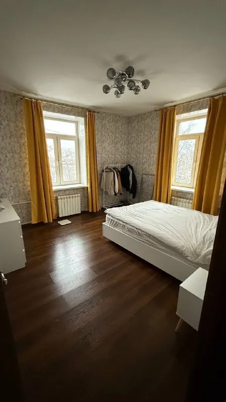 2-К квартира🏙️
М. Войковская2️⃣
Сдам светлую просторную двушку в приятном зеленом районе, до м. Войковская 10-12 минут пешком. Собственник.
58 М², 5/5 этаж. Квартира будет готова к заселению с 31 января.
📍Адрес: 6-й новоподмосковный переулок, 4
🚪Квартира:
2 Раздельные комнаты + кухня + застекленный балкон. Находится в сталинском доме с толстыми стенами и 3 м. Потолками. Дом без лифта. Есть плита, духовка, 2 кондиционера, микроволновка, пылесос. Можно делать изменения в интерьере по согласованию.
📍Локация:
Район со всей инфраструктурой: в соседних домах ozon, wb, вкусвилл и прочее. В пешей доступности парк покровское-стрешнево и тц метрополис.
💳Цена: 90.000₽/месяц + ку. Залог – 90.000₽.
💌Telegram: @artemvtelege - фотография - 4