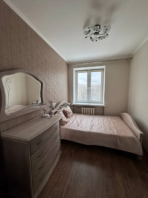 Комната, 10 м²
М бабушкинская

• 3 Мин пешком
• 2-Комнатная квартира
• 5 Этаж из 5
• Ул енисейская 15, на карте

27 500 ₽/Мес, без комиссии
Большой гайд по аренде

Холодильник • стиральная машина • мебель • посудомойка • кондиционер • интернет • с животными • с детьми • телевизор • мусоропровод • лифт • консьерж

Бабушкинский район
Чистота 4.39 транспорт 4.55
Парки и скверы 4.54

Собственник. Дата заселения: 4 февраля. Просмотр комнаты с 17го января. Долгий срок, заключается договор рядом тц европолис, больницы и супермаркеты. В квартире проживаю я, евгения 22 года, учусь работаю, ценю чистоту и личное пространство. Ищу чистоплотную девушку до 26 лет, работающую вне дома. © предоплату до просмотра просят только мошенники!

Evgeniia, написать
Уровень доверия низкий ⚠️
Выложить квартиру бесплатно - фотография - 1