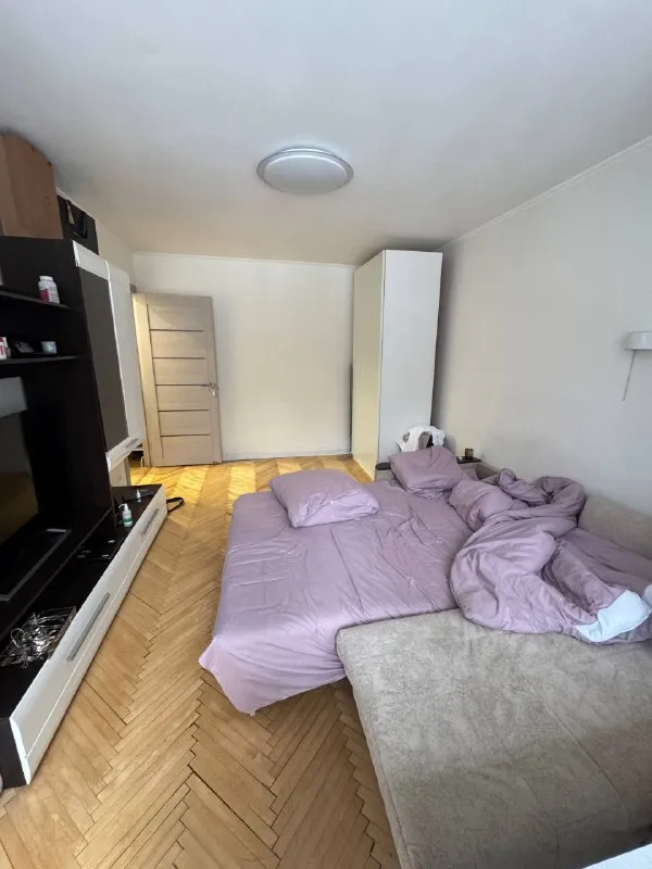 Комната, 45 м²
М щукинская
• 10 Мин пешком
• 2-Комнатная квартира
• 4 Этаж из 9
• Ш волоколамское 49, на карте
37 500 ₽/Мес, без комиссии
Большой гайд по аренде
Холодильник • стиральная машина • интернет • мебель • кондиционер • посудомойка • телевизор • лифт • мусоропровод • с животными • с детьми • консьерж
Район покровское-стрешнево
Чистота 4.06 транспорт 4.77
Парки и скверы 4.23
Субаренда. Ищу соседку вместо меня, вторая девочка 24 года. Сама хозяйка очень адекватная, вообще не беспокоит. Рядом с домом все есть, зал также оплата 37500 за комнату + 37500 залог (не разбивается) арендная плата вообще 15 числа. Заселяться уже можно. К/у до 3к © предоплату до просмотра просят только мошенники!
Алина, написать
Уровень доверия низкий ⚠️
Выложить квартиру бесплатно - фотография - 2