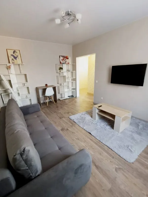 1-Комн квартира, 42.7 м²
М царицыно
• 20 Мин на транспорте
• 14 Этаж из 17
• Видное, б-р зеленые аллеи 3, на карте
43 000 ₽/Мес, без комиссии
Большой гайд по аренде
Интернет • мебель • холодильник • стиральная машина • телевизор • лифт • консьерж • посудомойка • кондиционер • с животными • с детьми • мусоропровод
Собственник. Квартира свободна на срок от 11 месяцев. Залог - 50000 р. Оплата коммунальных услуг арендатором ~2000р. Квартира с мебелью, посудой, гардеробной. Балкон не утеплен. Тихие соседи, камеры в подъезде. Дом монолит-кирпич, рядом пруд. Инфраструктура полностью отлажена, 15 мин до трц вегас, рядом м. Кантимировская, домодедовская, варшавская © предоплату до просмотра просят только мошенники!
Syrebrist, написать
Уровень доверия низкий ⚠️
Выложить квартиру бесплатно - фотография - 1