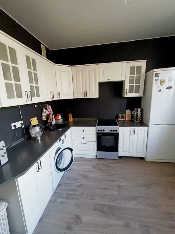 1-Комн квартира, 42.7 м²
М царицыно
• 20 Мин на транспорте
• 14 Этаж из 17
• Видное, б-р зеленые аллеи 3, на карте
43 000 ₽/Мес, без комиссии
Большой гайд по аренде
Интернет • мебель • холодильник • стиральная машина • телевизор • лифт • консьерж • посудомойка • кондиционер • с животными • с детьми • мусоропровод
Собственник. Квартира свободна на срок от 11 месяцев. Залог - 50000 р. Оплата коммунальных услуг арендатором ~2000р. Квартира с мебелью, посудой, гардеробной. Балкон не утеплен. Тихие соседи, камеры в подъезде. Дом монолит-кирпич, рядом пруд. Инфраструктура полностью отлажена, 15 мин до трц вегас, рядом м. Кантимировская, домодедовская, варшавская © предоплату до просмотра просят только мошенники!
Syrebrist, написать
Уровень доверия низкий ⚠️
Выложить квартиру бесплатно - фотография - 6