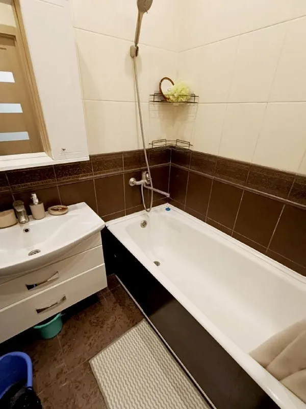 1-Комн квартира, 42.7 м²
М царицыно
• 20 Мин на транспорте
• 14 Этаж из 17
• Видное, б-р зеленые аллеи 3, на карте
43 000 ₽/Мес, без комиссии
Большой гайд по аренде
Интернет • мебель • холодильник • стиральная машина • телевизор • лифт • консьерж • посудомойка • кондиционер • с животными • с детьми • мусоропровод
Собственник. Квартира свободна на срок от 11 месяцев. Залог - 50000 р. Оплата коммунальных услуг арендатором ~2000р. Квартира с мебелью, посудой, гардеробной. Балкон не утеплен. Тихие соседи, камеры в подъезде. Дом монолит-кирпич, рядом пруд. Инфраструктура полностью отлажена, 15 мин до трц вегас, рядом м. Кантимировская, домодедовская, варшавская © предоплату до просмотра просят только мошенники!
Syrebrist, написать
Уровень доверия низкий ⚠️
Выложить квартиру бесплатно - фотография - 7