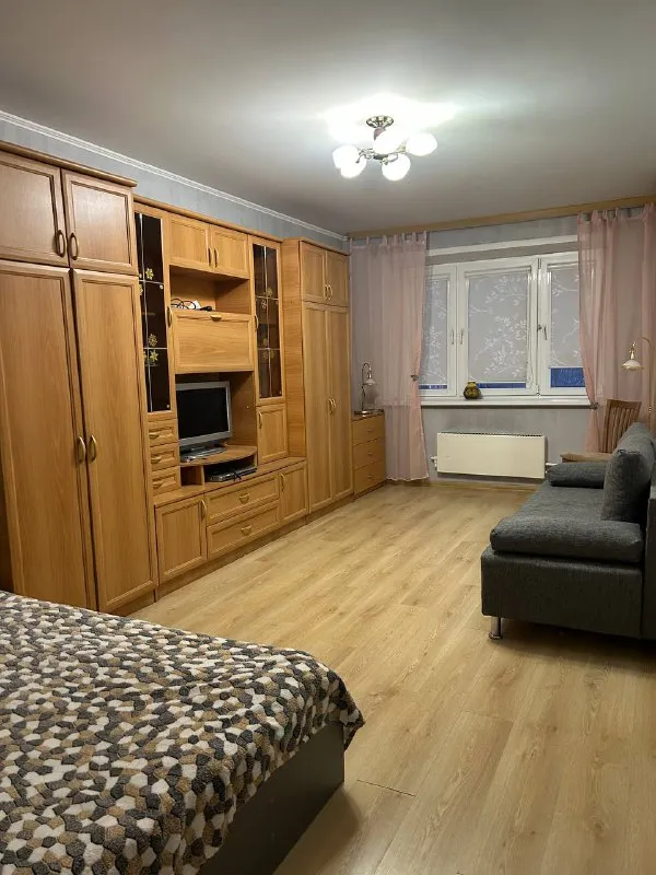 1-Комн квартира, 38 м²
М римская
• 7 Мин пешком
• 8 Этаж из 25
• Ул новорогожская 20, на карте
60 000 ₽/Мес, без комиссии
Большой гайд по аренде
Интернет • кондиционер • телевизор • мусоропровод • мебель • холодильник • стиральная машина • лифт • консьерж • с детьми • посудомойка • с животными
Таганский район
Чистота 4.38 транспорт 4.61
Парки и скверы 3.31
Собственник. Я прошлый арендатор. Переезжаю из-за работы и помогаю найти жильцов вместо себя. Рядом магазины, зал, школа, wb/ озон, кофейни, теннисный корт, бассейн и стадион для бега. Тихие соседи на этаже. И сквер. До центра транспортом 15 минут. Пишите мне в лс, отвечу на все вопросы, заехать можно будет после 17 января. © предоплату до просмотра просят только мошенники!
Алина, написать
Уровень доверия низкий ⚠️
Выложить квартиру бесплатно - фотография - 2