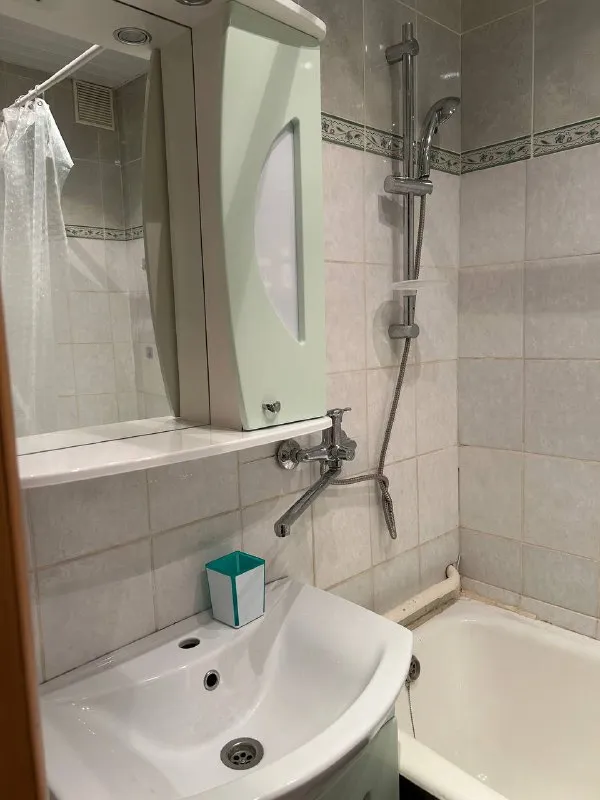 1-Комн квартира, 38 м²
М римская
• 7 Мин пешком
• 8 Этаж из 25
• Ул новорогожская 20, на карте
60 000 ₽/Мес, без комиссии
Большой гайд по аренде
Интернет • кондиционер • телевизор • мусоропровод • мебель • холодильник • стиральная машина • лифт • консьерж • с детьми • посудомойка • с животными
Таганский район
Чистота 4.38 транспорт 4.61
Парки и скверы 3.31
Собственник. Я прошлый арендатор. Переезжаю из-за работы и помогаю найти жильцов вместо себя. Рядом магазины, зал, школа, wb/ озон, кофейни, теннисный корт, бассейн и стадион для бега. Тихие соседи на этаже. И сквер. До центра транспортом 15 минут. Пишите мне в лс, отвечу на все вопросы, заехать можно будет после 17 января. © предоплату до просмотра просят только мошенники!
Алина, написать
Уровень доверия низкий ⚠️
Выложить квартиру бесплатно - фотография - 7