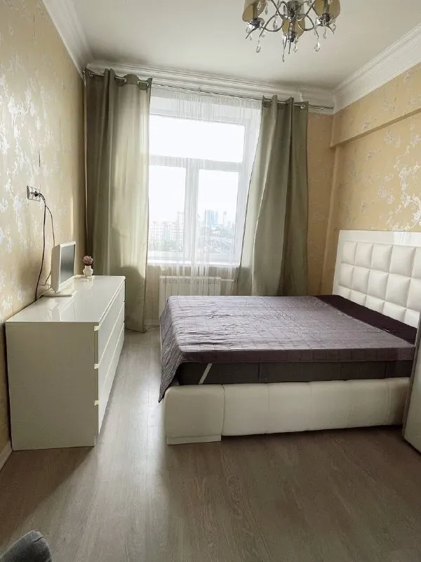 2-К квартира🏙️
М. Вднх6️⃣

Сдается уютная двухкомнатная квартира на проспекте мира (алексеевский район), 8 этаж.

📍Адрес: проспект мира, 180, 8 этаж. До метро 5 минут пешком

Площадь 58 м², потолки 3 м. Тихий закрытый благоустроенный двор, много зелени, фонтан, детская площадка.  

Только на длительный срок, для личного проживания - не под бизнес. В квартире нельзя курить 🚫 

💳Аренда: 95.000₽ + счетчики и интернет. Залог - 95.000₽.

Собственник, комиссий нет.

💠 Изолированные комнаты, раздельный санузел

💠 Вся техника: посудомойка, стиралка, пылесос, кондиционер и пр

💠 В спальне двуспальная кровать с местом для хранения и шкаф mobel und zeit, матрас аскона. Раскладной диван в гостиной с местом для хранения

💠 Рядом вднх, ботанический сад, аптекарский огород, парк сокольники. В доме - сбер, втб, пекарня, магнолия

💠 Тихий благоустроенный двор, фонтан, детская и спортивная площадки, много зелени летом

💌Пишите в whatsapp/тг: +7-916-153-25-65

➡️Предоплату/бронь/заморозку денег/автооплату до просмотра квартиры не вносить! Если по этому объявлению спрашивают какую либо оплату сообщите по контактам в описании канала. - фотография - 5