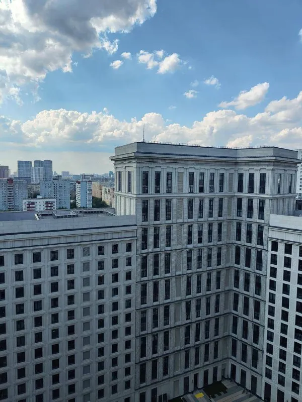 Студия🏙️
М. Алексеевская6️⃣
Сдается светлая и просторная студия площадью 41 м² в жилом комплексе бизнес-класса «серебряный фонтан» москва.
Дом находится всего в пяти минутах пешком от метро «алексеевская», рядом вднх, парк сокольники, проспект мира и садовое кольцо. Удобное расположение позволяет быстро добраться до центра города и при этом жить в тихом, благоустроенном квартале.
Выполнен современный ремонт в спокойных тонах, установлена качественная мебель и вся необходимая техника: стиральная и посудомоечная машины, плита, духовка, холодильник, телевизор. Шумоизоляция отличная, поэтому в квартире всегда тихо и комфортно. Очень эстетичная, кому важна красивая картинка.
Пространство организовано удобно и функционально: зона спальни, кухня с обеденной зоной, диван, вместительные шкафы для хранения. Ванная комната с душем и ванной, установлена современная сантехника.
Жилой комплекс относится к категории бизнес-класса. Закрытая охраняемая территория, благоустроенные дворы с ландшафтным дизайном, магазины и кафе на территории. За эту цену в центре москвы вы не найдете!
💳Арендная плата — 90.000₽ в месяц. (торг возможен в разумных пределах) отдельно оплачиваются свет, вода и интернет по счетчикам. Рассматриваются жильцы с животными при условии компенсации возможного ущерба.
Квартира идеально подойдет для тех, кто ценит комфорт, современный уровень жизни и удобное расположение в центре москвы.
💌Telegram: @gavrossh - фотография - 8