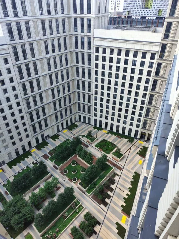 Студия🏙️
М. Алексеевская6️⃣
Сдается светлая и просторная студия площадью 41 м² в жилом комплексе бизнес-класса «серебряный фонтан» москва.
Дом находится всего в пяти минутах пешком от метро «алексеевская», рядом вднх, парк сокольники, проспект мира и садовое кольцо. Удобное расположение позволяет быстро добраться до центра города и при этом жить в тихом, благоустроенном квартале.
Выполнен современный ремонт в спокойных тонах, установлена качественная мебель и вся необходимая техника: стиральная и посудомоечная машины, плита, духовка, холодильник, телевизор. Шумоизоляция отличная, поэтому в квартире всегда тихо и комфортно. Очень эстетичная, кому важна красивая картинка.
Пространство организовано удобно и функционально: зона спальни, кухня с обеденной зоной, диван, вместительные шкафы для хранения. Ванная комната с душем и ванной, установлена современная сантехника.
Жилой комплекс относится к категории бизнес-класса. Закрытая охраняемая территория, благоустроенные дворы с ландшафтным дизайном, магазины и кафе на территории. За эту цену в центре москвы вы не найдете!
💳Арендная плата — 90.000₽ в месяц. (торг возможен в разумных пределах) отдельно оплачиваются свет, вода и интернет по счетчикам. Рассматриваются жильцы с животными при условии компенсации возможного ущерба.
Квартира идеально подойдет для тех, кто ценит комфорт, современный уровень жизни и удобное расположение в центре москвы.
💌Telegram: @gavrossh - фотография - 9