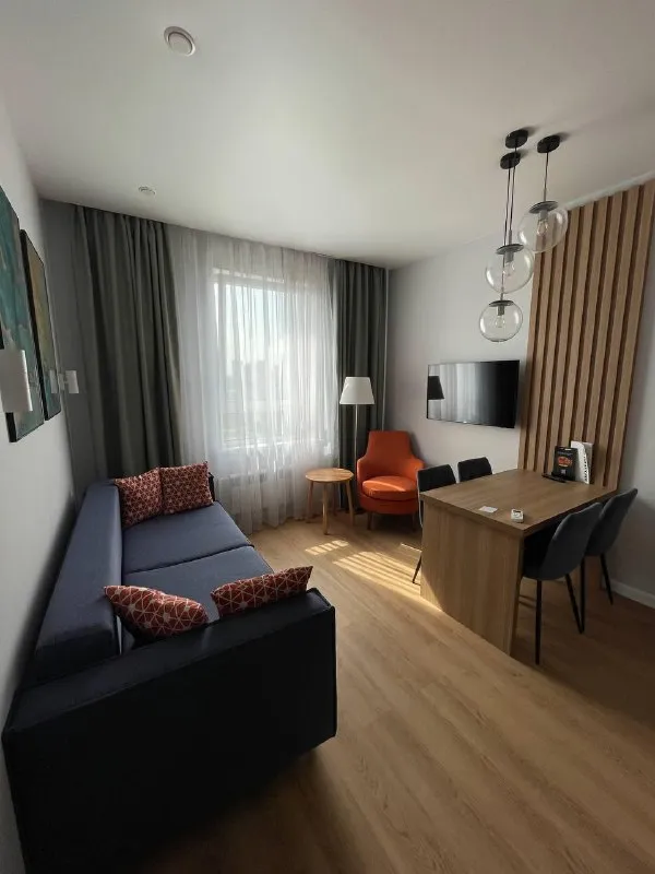 2-Комн квартира, 36.5 м²
М спартак

• 3 Мин пешком
• 12 Этаж из 22
• Ш волоколамское 71/22 к3, на карте

85 000 ₽/Мес, без комиссии
Большой гайд по аренде

Холодильник • стиральная машина • интернет • мебель • посудомойка • кондиционер • телевизор • лифт • консьерж • с животными • с детьми • мусоропровод

Район покровское-стрешнево
Чистота 4.06 транспорт 4.77
Парки и скверы 4.23

Собственник. Свежий ремонт; закрытый двор; парковка за шлагбаумом (есть подземная); набережная р. Москвы 15 минут пешком; развитая инфраструктура рядом; полностью укомплектована для проживания (тв с youtube, техника, посуда, бельё/полотенца, кондиционеры) апарт-отель discovery © предоплату до просмотра просят только мошенники!

Lisa, написать
Уровень доверия низкий ⚠️
Выложить квартиру бесплатно - фотография - 3