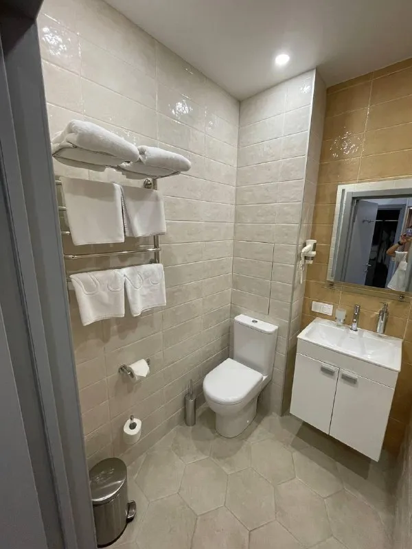 2-Комн квартира, 36.5 м²
М спартак

• 3 Мин пешком
• 12 Этаж из 22
• Ш волоколамское 71/22 к3, на карте

85 000 ₽/Мес, без комиссии
Большой гайд по аренде

Холодильник • стиральная машина • интернет • мебель • посудомойка • кондиционер • телевизор • лифт • консьерж • с животными • с детьми • мусоропровод

Район покровское-стрешнево
Чистота 4.06 транспорт 4.77
Парки и скверы 4.23

Собственник. Свежий ремонт; закрытый двор; парковка за шлагбаумом (есть подземная); набережная р. Москвы 15 минут пешком; развитая инфраструктура рядом; полностью укомплектована для проживания (тв с youtube, техника, посуда, бельё/полотенца, кондиционеры) апарт-отель discovery © предоплату до просмотра просят только мошенники!

Lisa, написать
Уровень доверия низкий ⚠️
Выложить квартиру бесплатно - фотография - 5